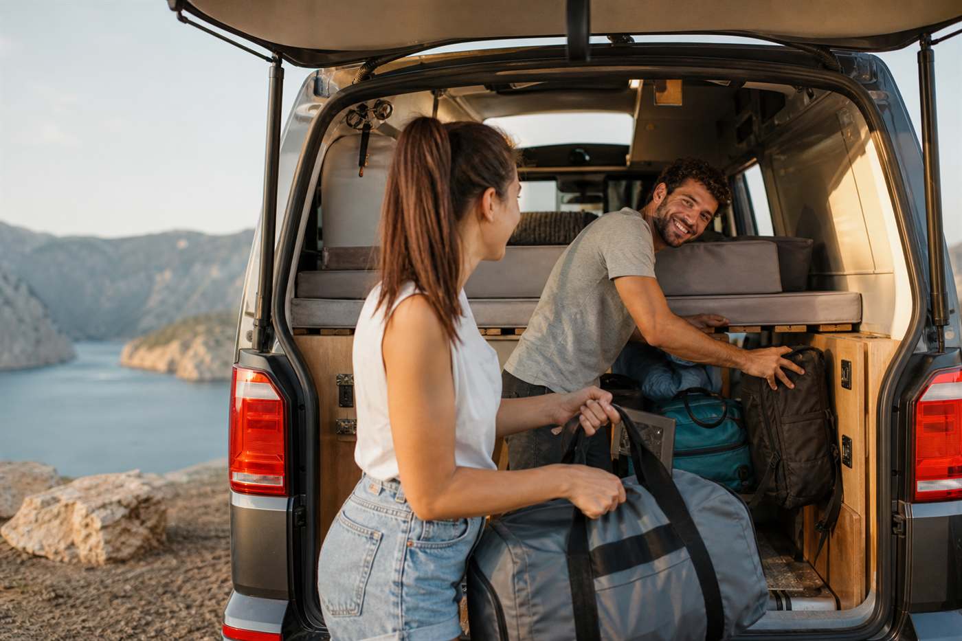 Camper Kiralama Türkiye — karavan iç mekân ve konfor donanımı