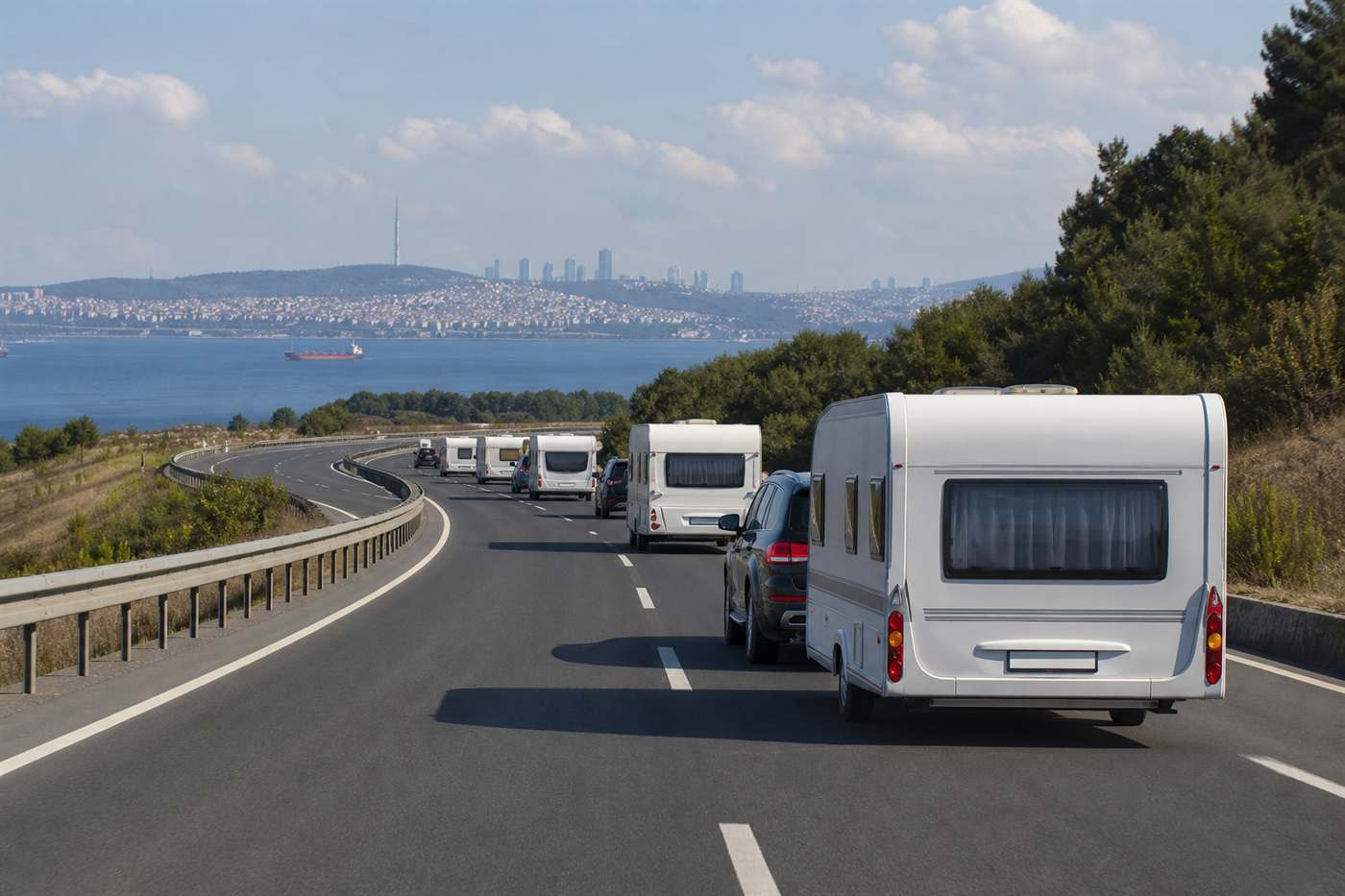 İstanbul Çıkışlı 12 Karavan Tatil Rotası — karavan ile sahil ve rota manzarası, Mutlu Karavan