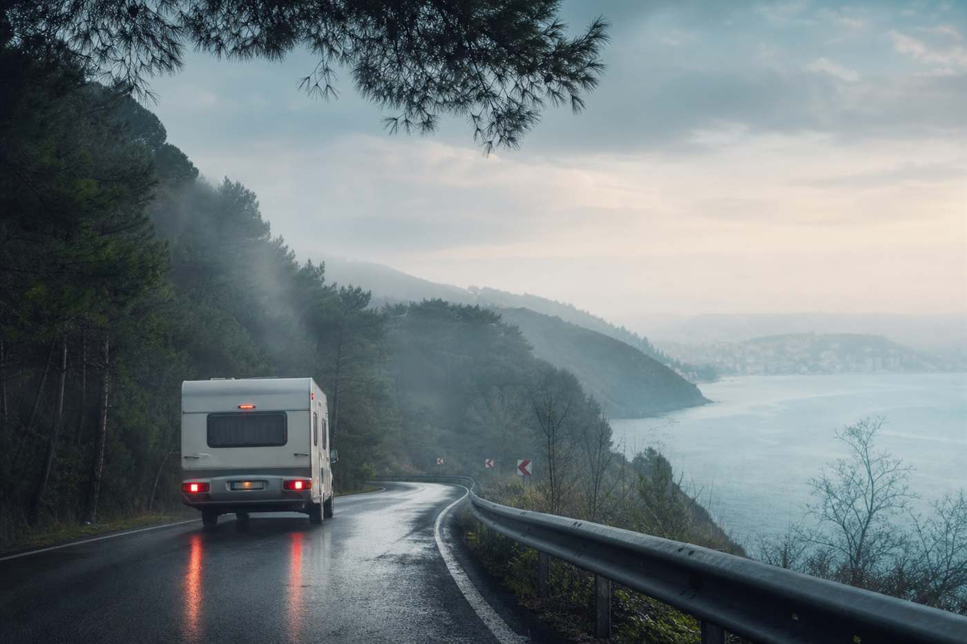 Karavan ile Gidilecek 50 Yer — karavan ile sahil ve rota manzarası, Mutlu Karavan