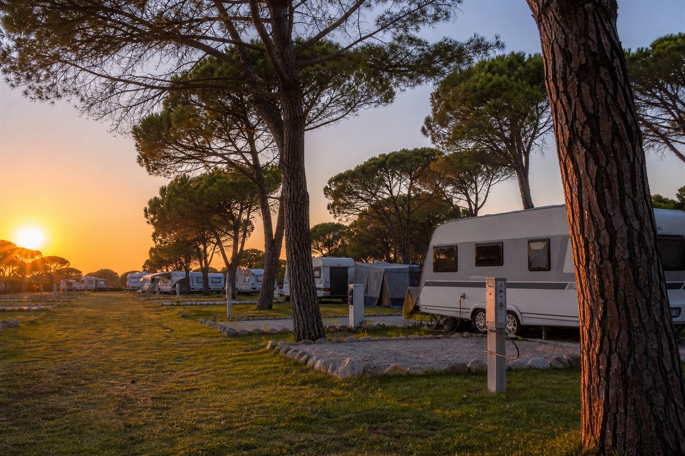 Karavan Kamp Alanları — karavan ile sahil ve rota manzarası, Mutlu Karavan