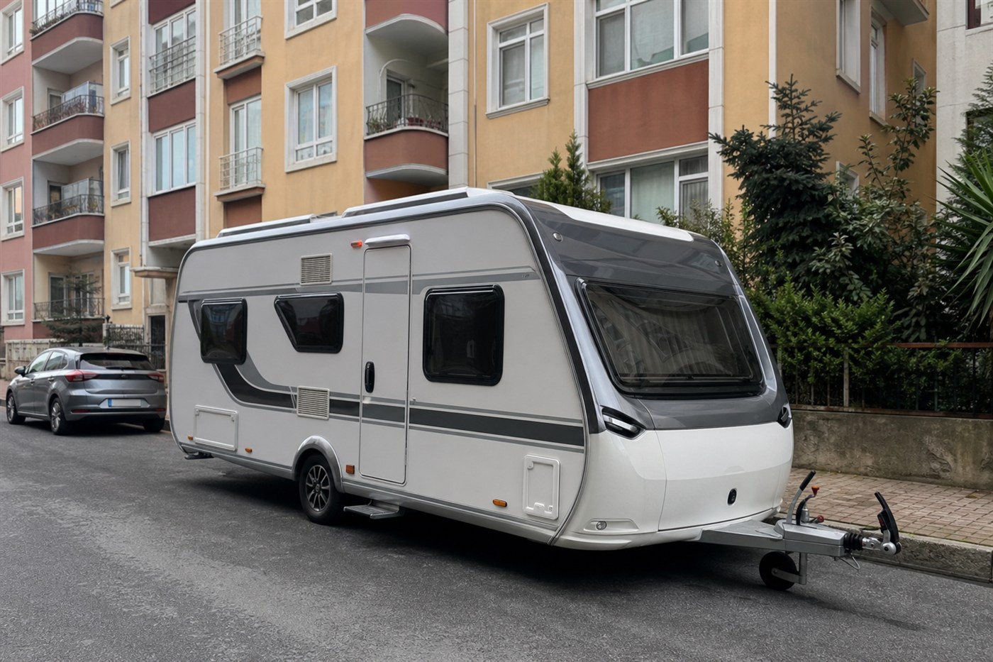 Karavan Kamp Uygulamaları — karavan ile sahil ve rota manzarası, Mutlu Karavan