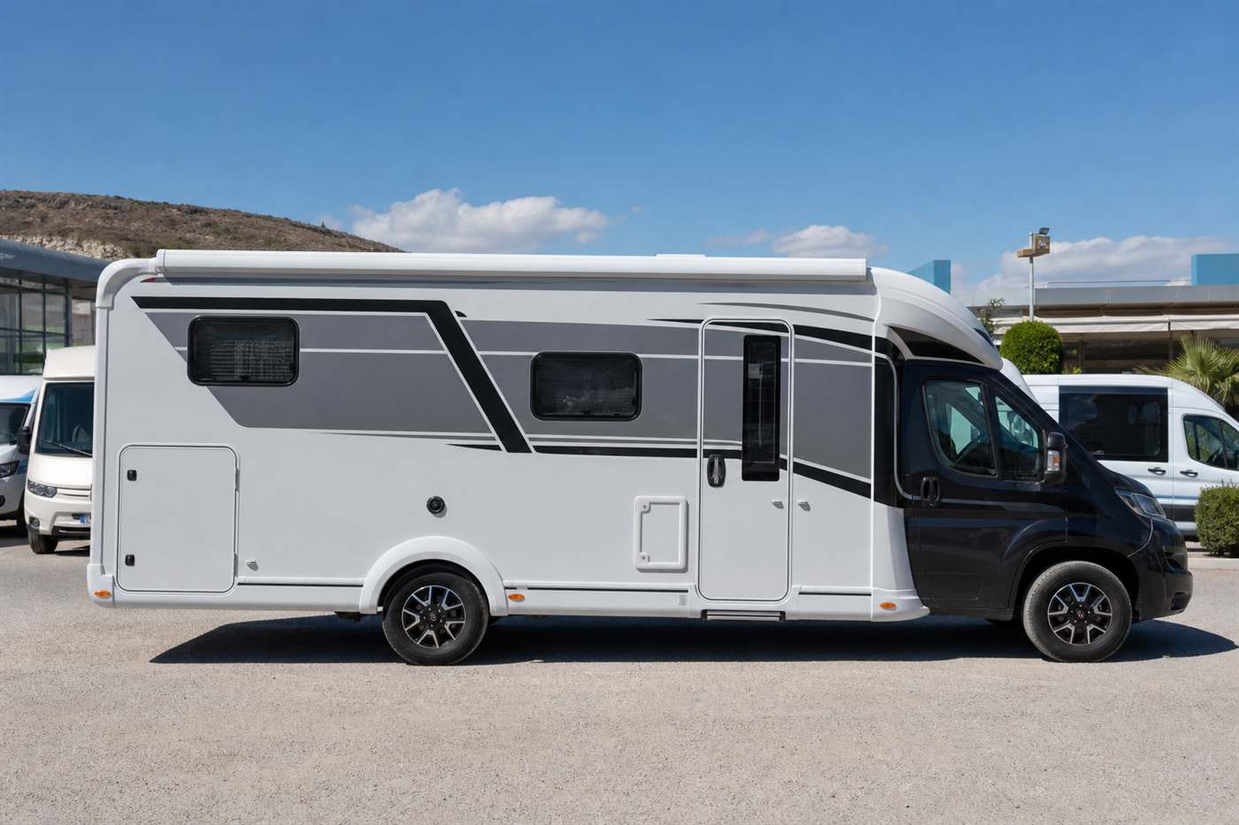 Motokaravan mı Çekme Karavan mı? Hangisi Size Uygun? — karavan kiralama rehberi kapak görseli