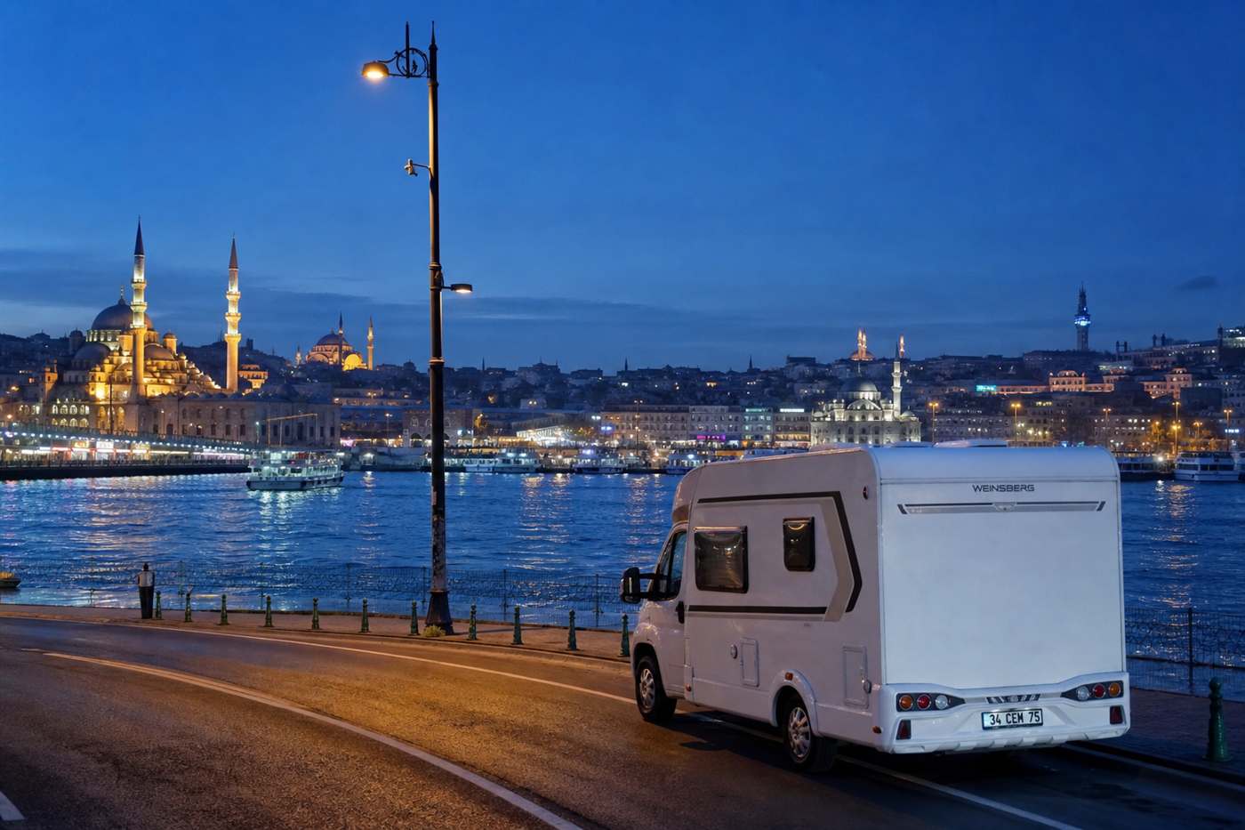 İstanbul gece silüeti karavan yolculuğu motokaravan