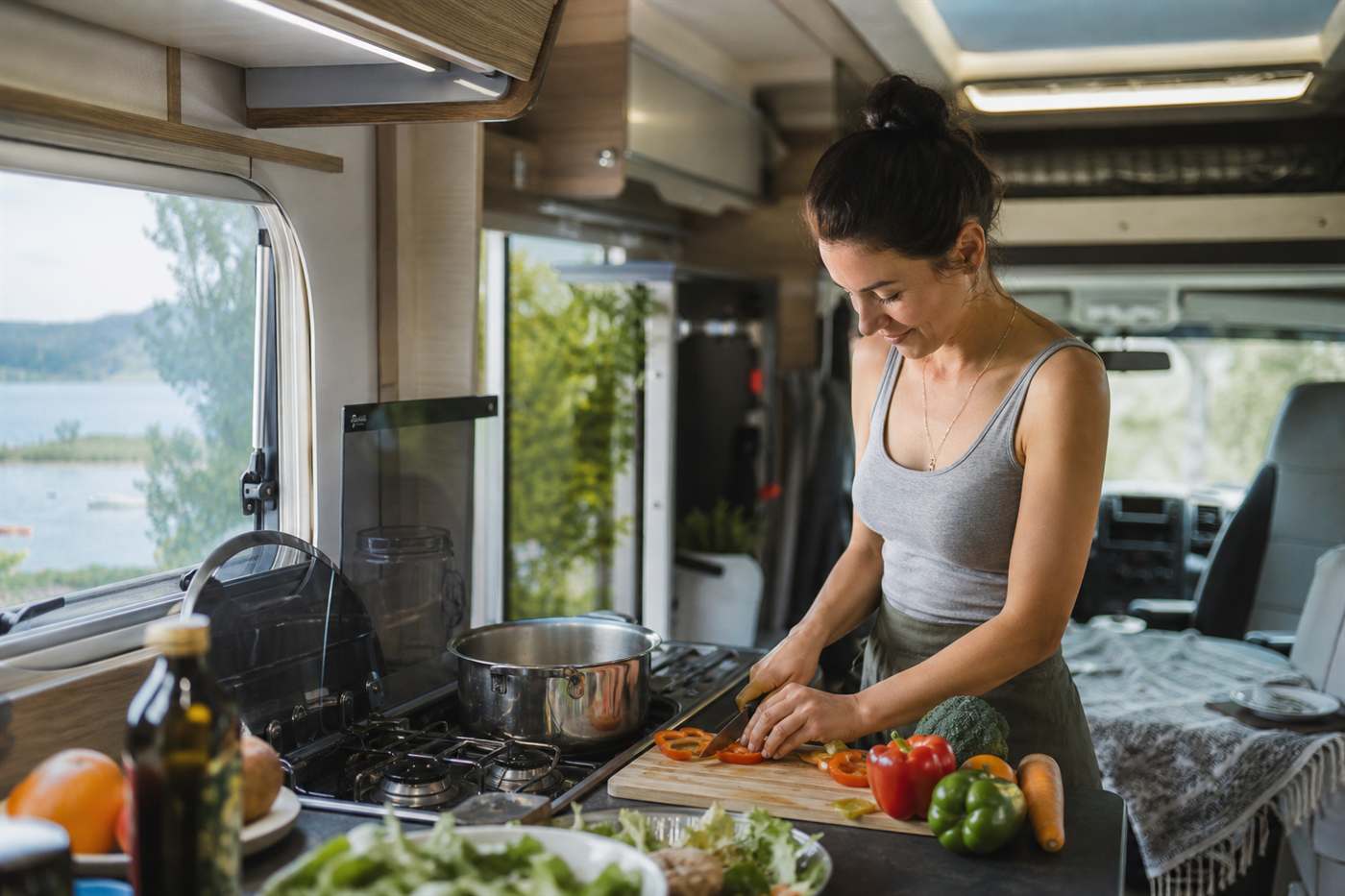 Karavan mutfak yemek hazırlama motokaravan
