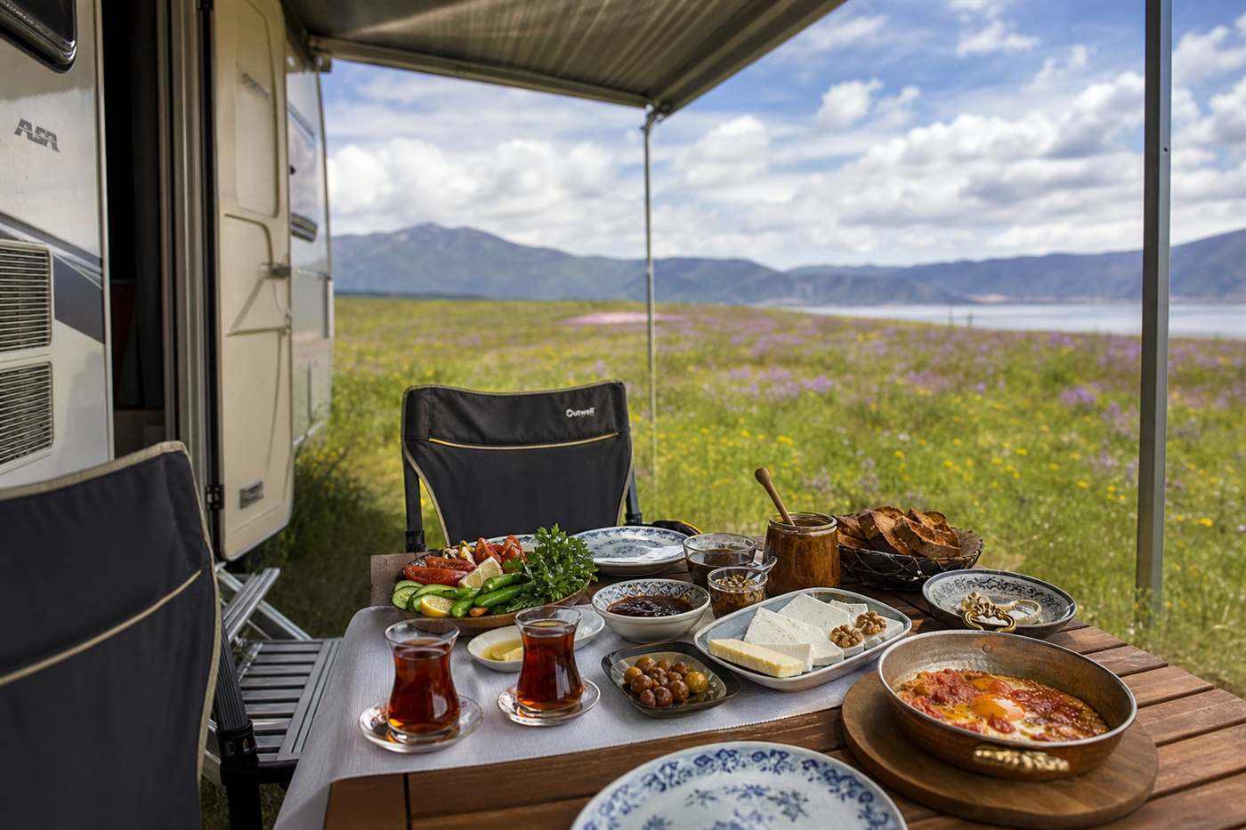 Karavanda piknik doğada motokaravan tatili